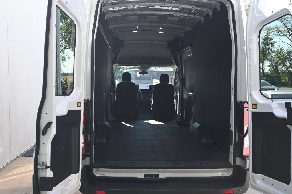 Ford Transit-350 Vehicle Full-screen Gallery Image 11