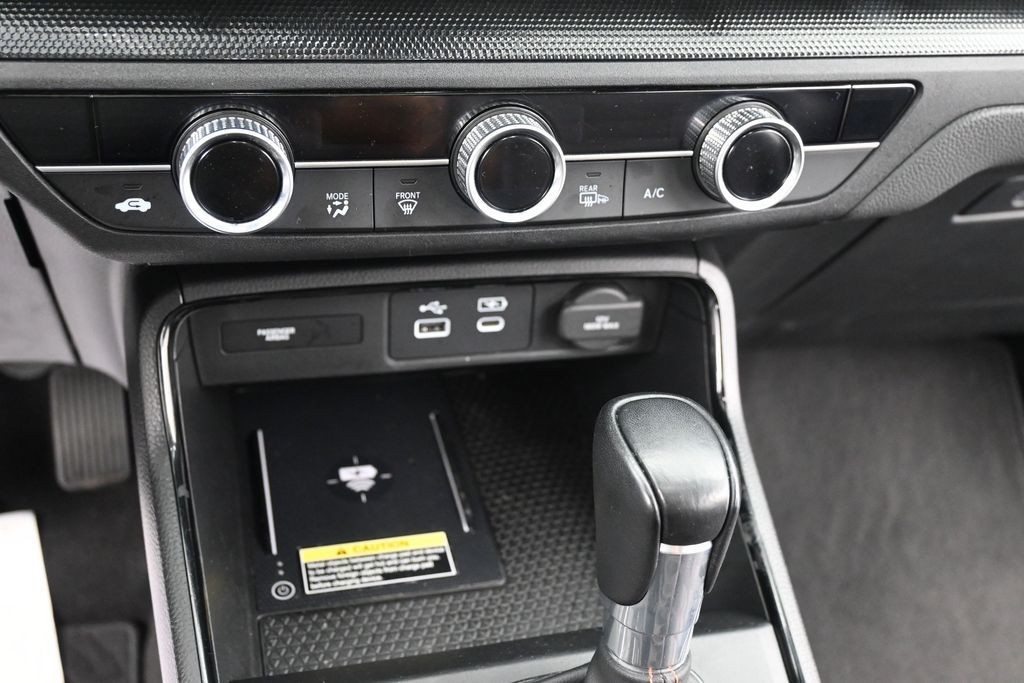 Honda CR-V Hybrid Vehicle Full-screen Gallery Image 13