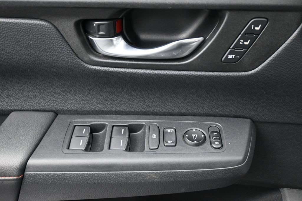 Honda CR-V Hybrid Vehicle Full-screen Gallery Image 17