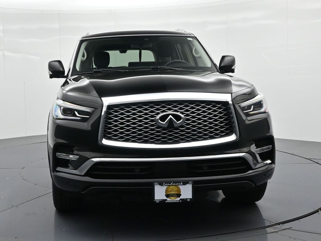 INFINITI QX80 Vehicle Full-screen Gallery Image 3