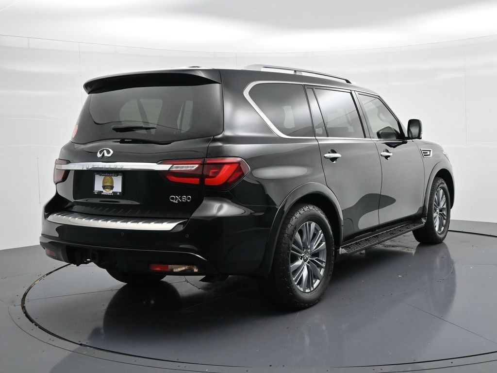 INFINITI QX80 Vehicle Full-screen Gallery Image 6