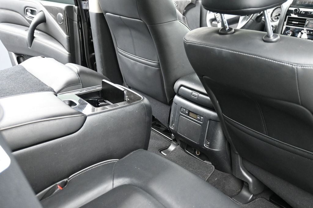 INFINITI QX80 Vehicle Full-screen Gallery Image 10
