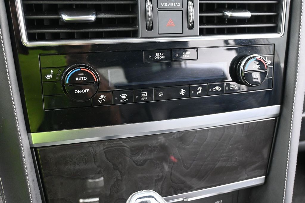 INFINITI QX80 Vehicle Full-screen Gallery Image 12