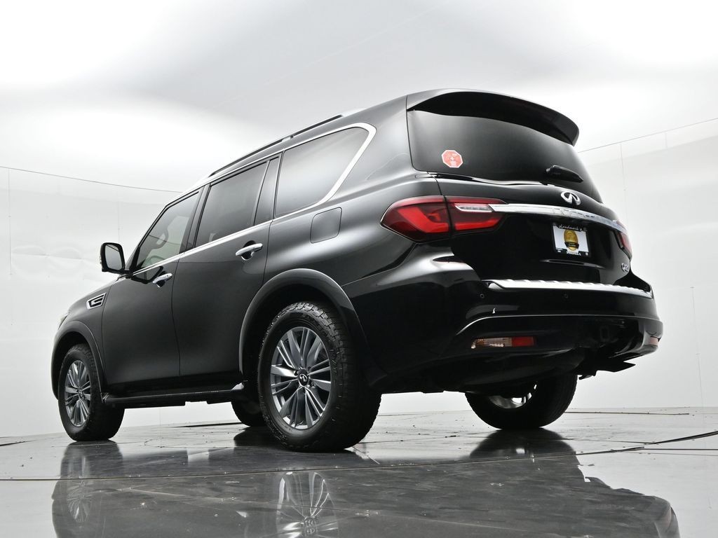 INFINITI QX80 Vehicle Full-screen Gallery Image 20