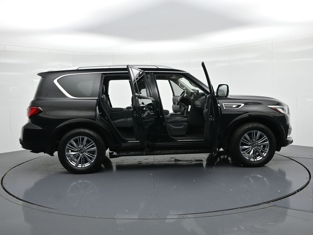 INFINITI QX80 Vehicle Full-screen Gallery Image 24
