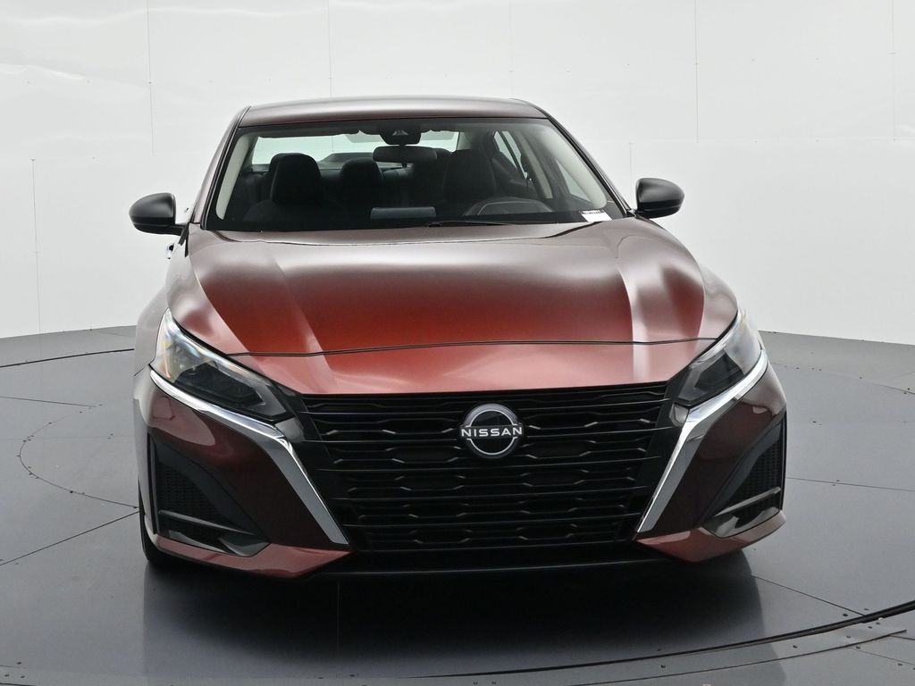 Nissan Altima Vehicle Full-screen Gallery Image 2