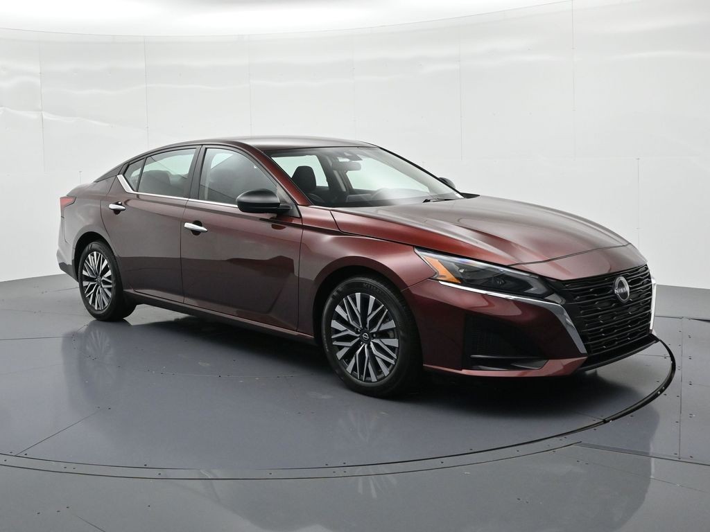 Nissan Altima Vehicle Full-screen Gallery Image 3