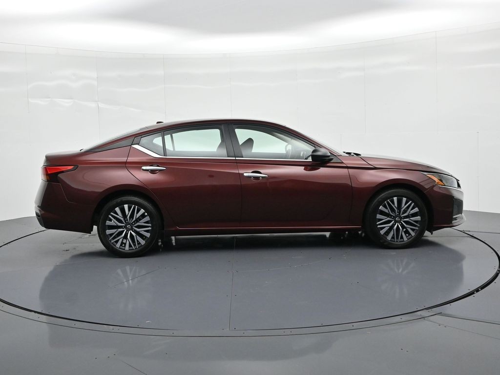 Nissan Altima Vehicle Full-screen Gallery Image 4