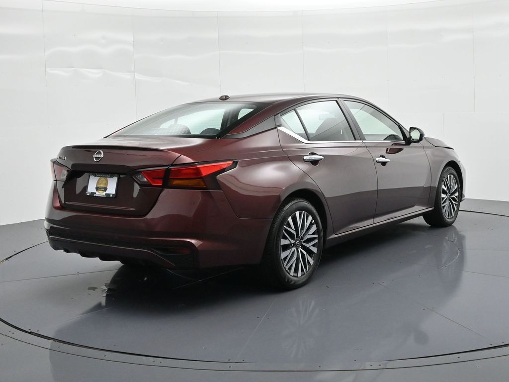 Nissan Altima Vehicle Full-screen Gallery Image 5