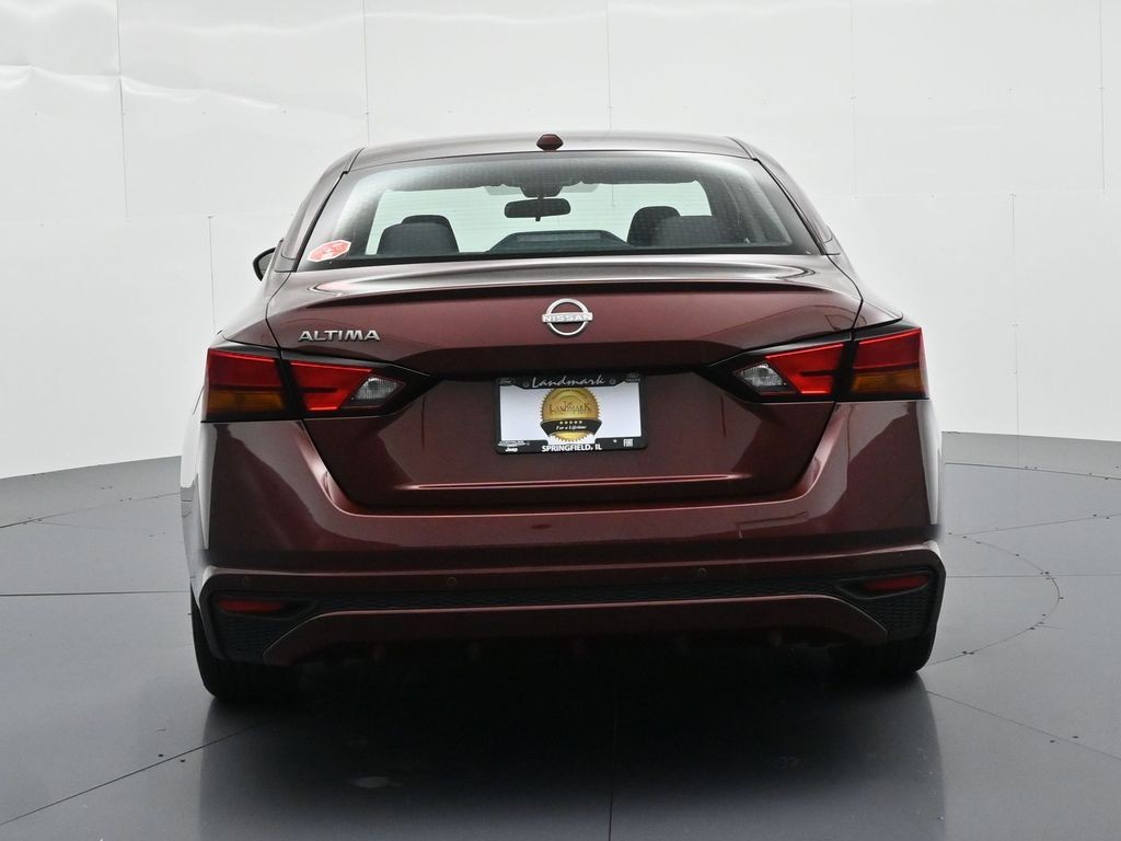 Nissan Altima Vehicle Full-screen Gallery Image 6