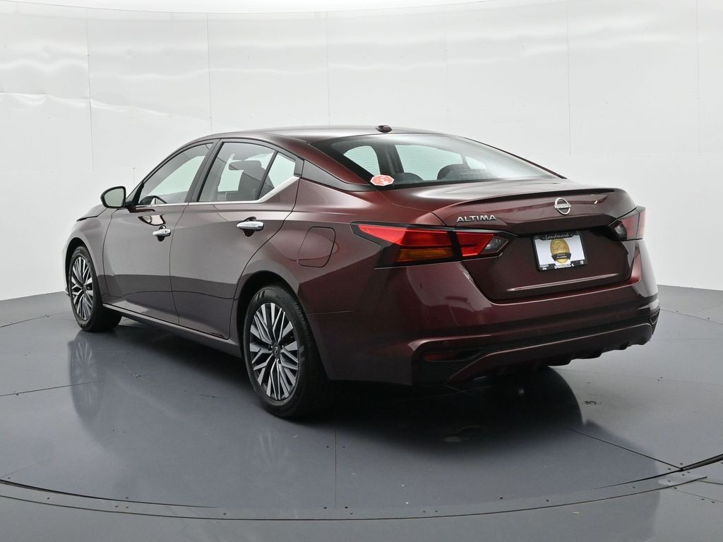 Nissan Altima Vehicle Full-screen Gallery Image 7