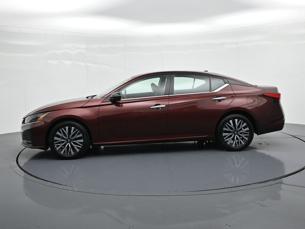 Nissan Altima Vehicle Full-screen Gallery Image 8