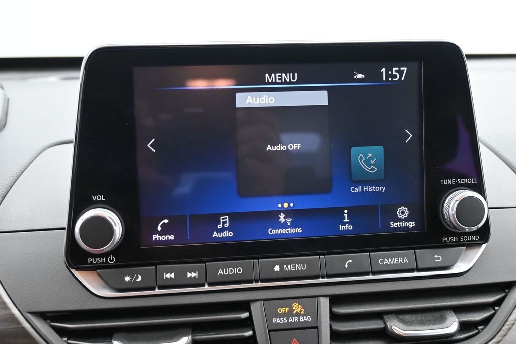 Nissan Altima Vehicle Full-screen Gallery Image 9
