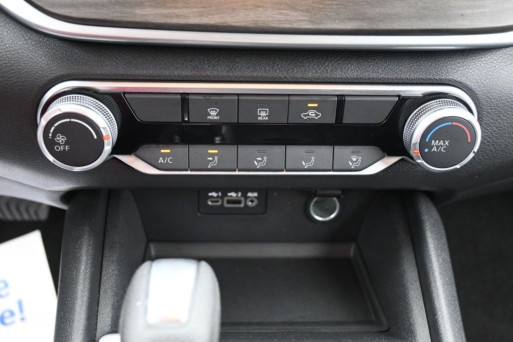 Nissan Altima Vehicle Full-screen Gallery Image 10