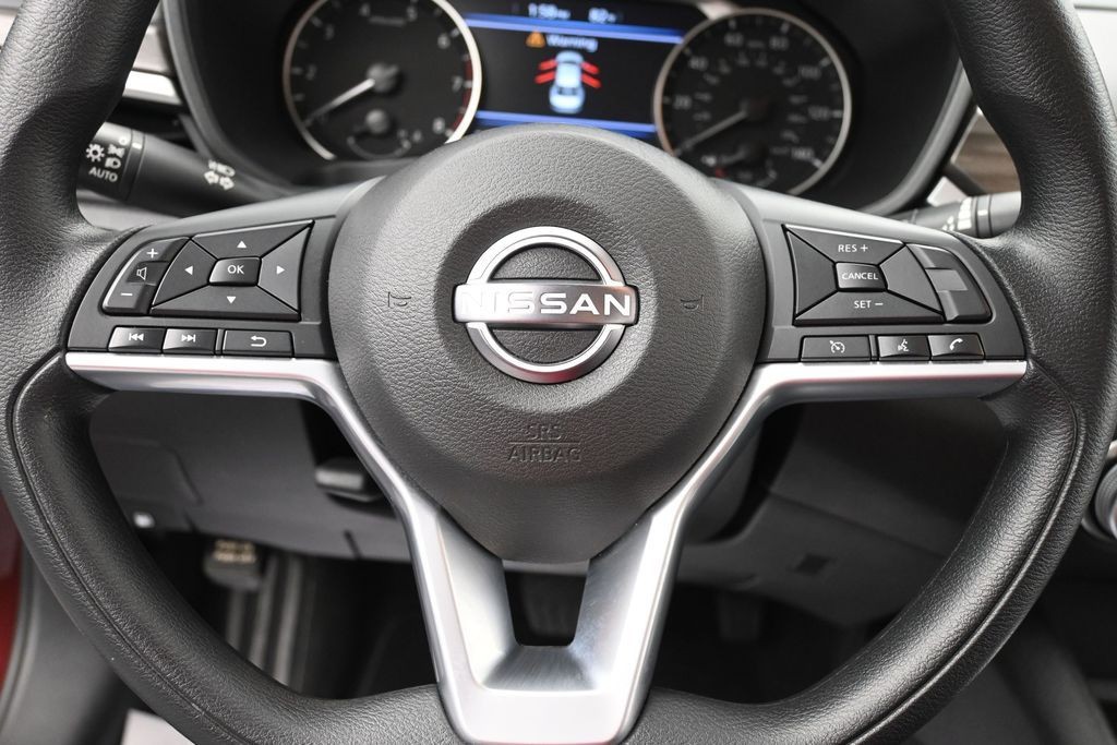 Nissan Altima Vehicle Full-screen Gallery Image 12