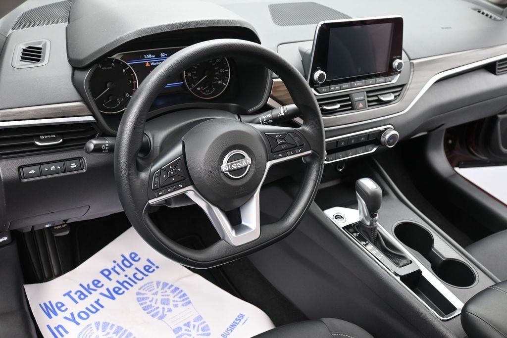 Nissan Altima Vehicle Full-screen Gallery Image 13