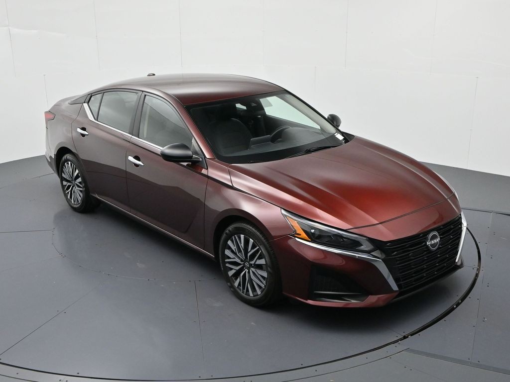 Nissan Altima Vehicle Full-screen Gallery Image 14
