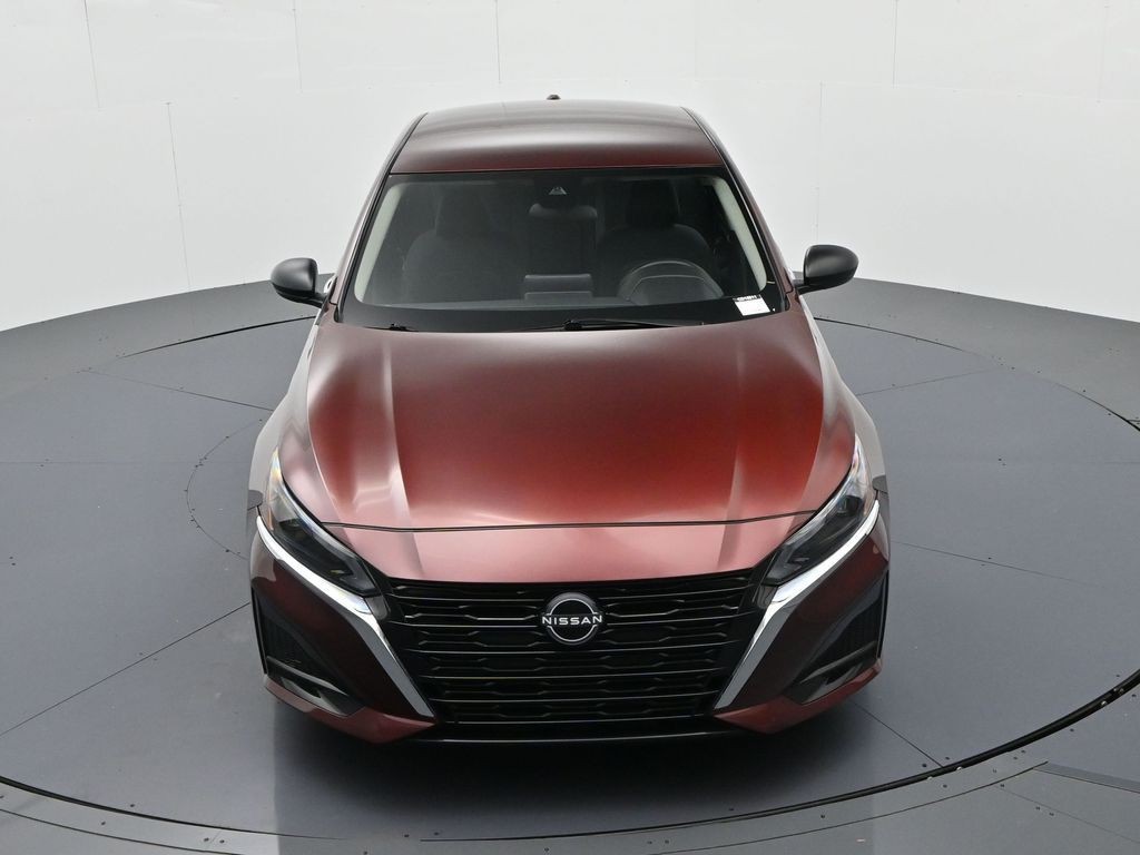 Nissan Altima Vehicle Full-screen Gallery Image 15