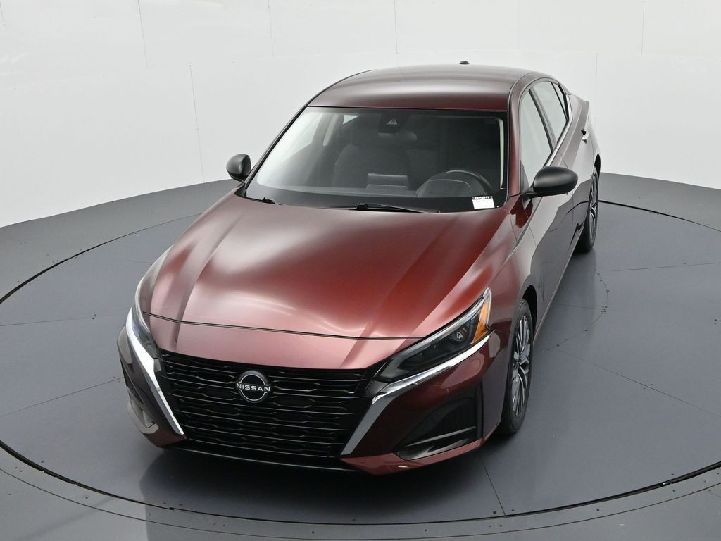 Nissan Altima Vehicle Full-screen Gallery Image 16