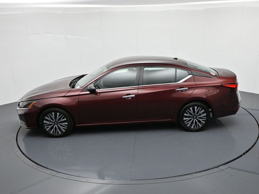 Nissan Altima Vehicle Full-screen Gallery Image 17