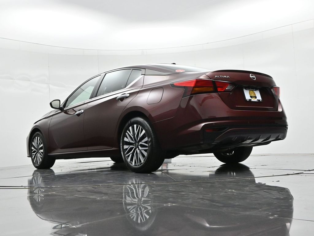 Nissan Altima Vehicle Full-screen Gallery Image 18