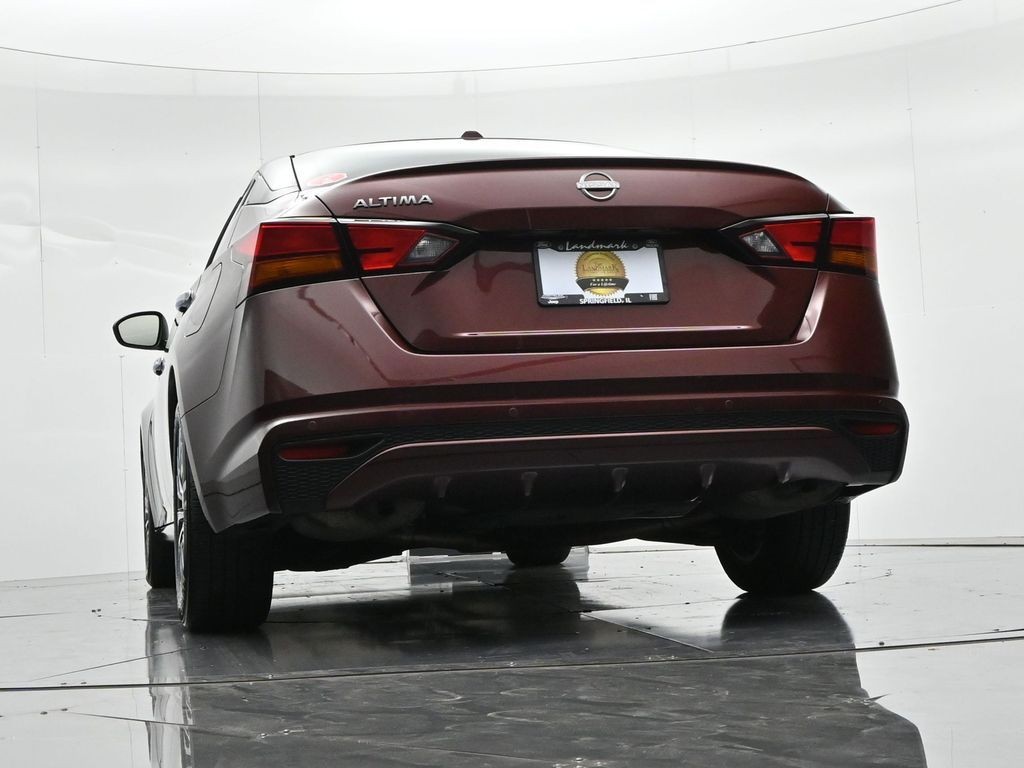 Nissan Altima Vehicle Full-screen Gallery Image 19