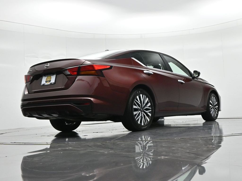 Nissan Altima Vehicle Full-screen Gallery Image 20
