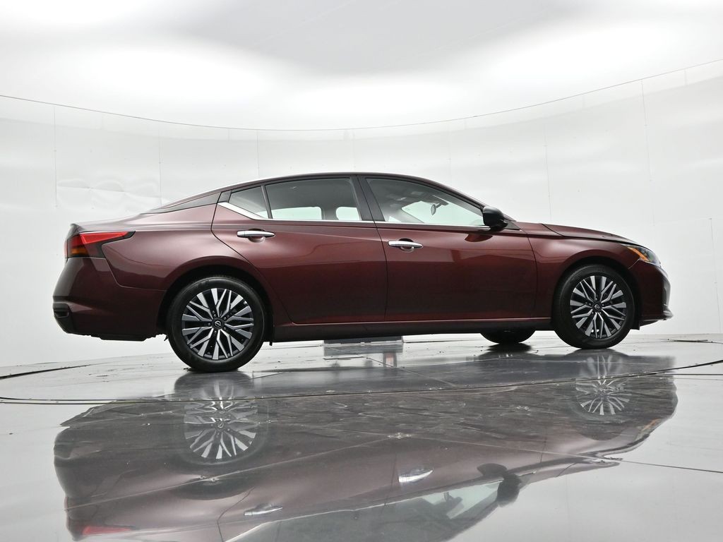 Nissan Altima Vehicle Full-screen Gallery Image 21