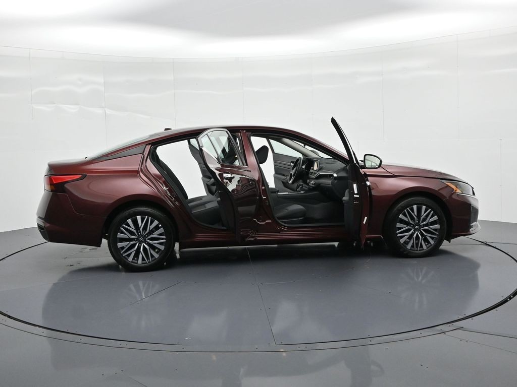 Nissan Altima Vehicle Full-screen Gallery Image 22