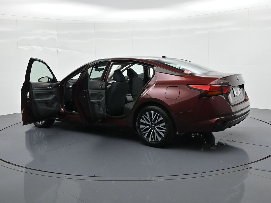 Nissan Altima Vehicle Full-screen Gallery Image 23