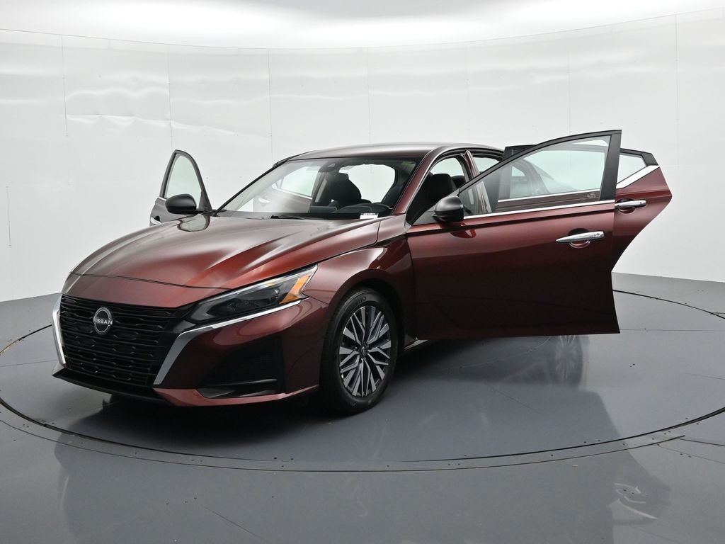 Nissan Altima Vehicle Full-screen Gallery Image 24