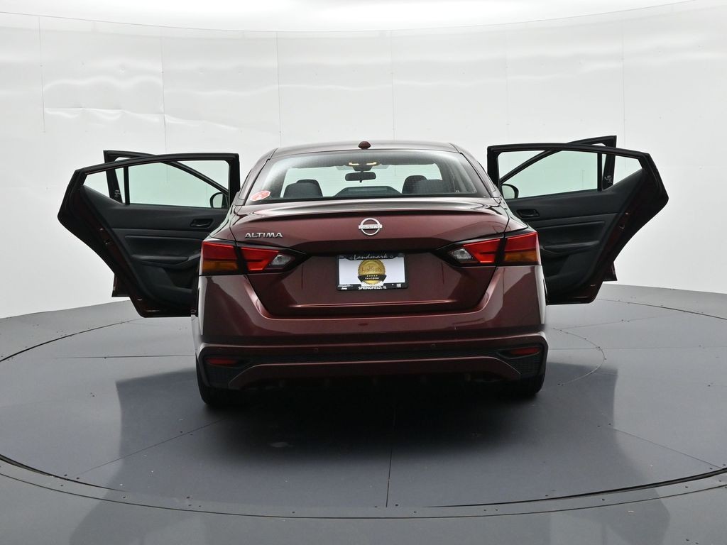 Nissan Altima Vehicle Full-screen Gallery Image 25