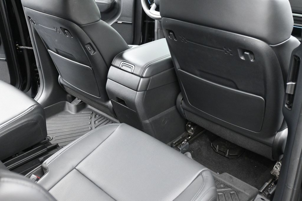 Hyundai Santa Fe Vehicle Full-screen Gallery Image 10