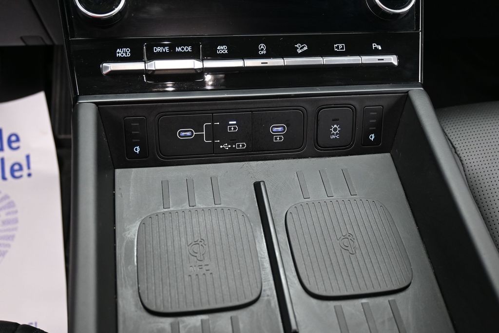 Hyundai Santa Fe Vehicle Full-screen Gallery Image 13