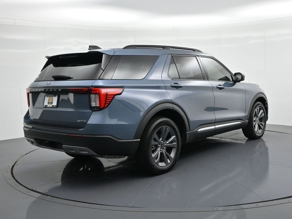 Ford Explorer Vehicle Full-screen Gallery Image 6