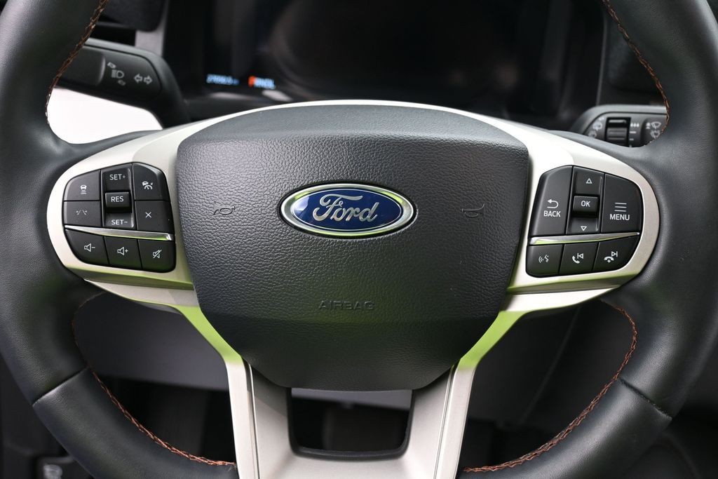 Ford Explorer Vehicle Full-screen Gallery Image 13