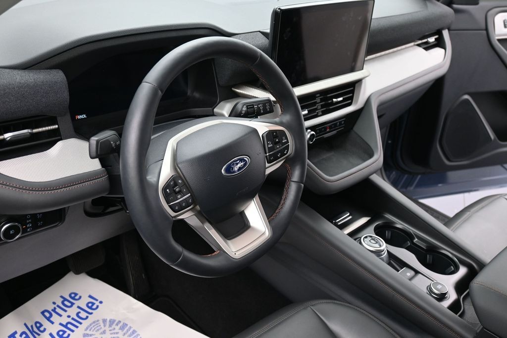 Ford Explorer Vehicle Full-screen Gallery Image 14