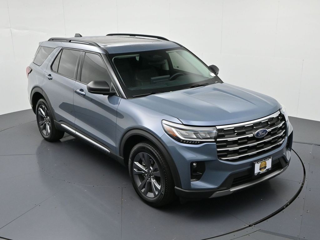 Ford Explorer Vehicle Full-screen Gallery Image 15