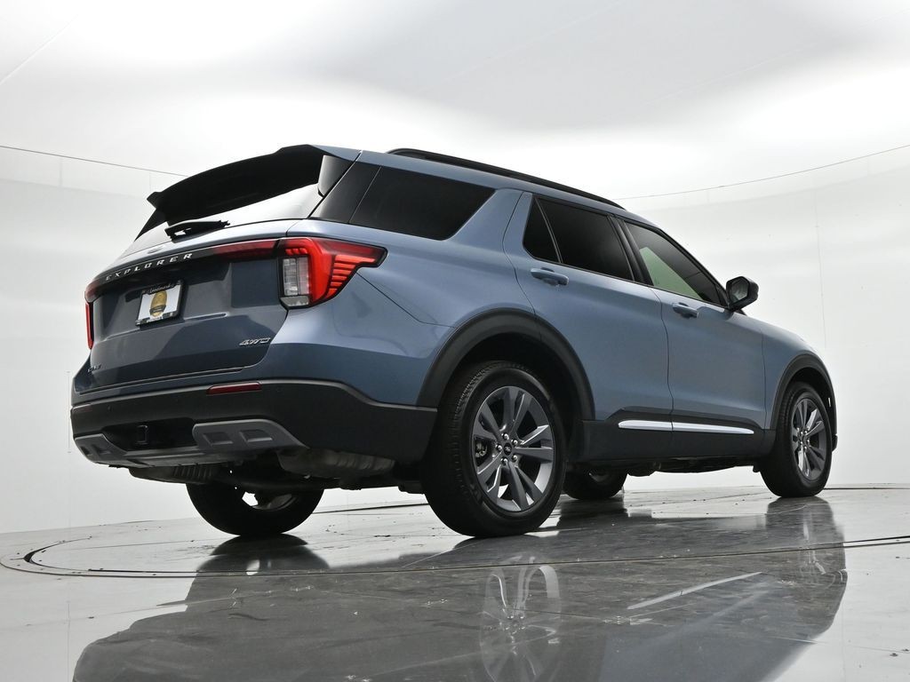Ford Explorer Vehicle Full-screen Gallery Image 21