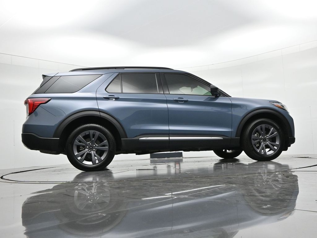 Ford Explorer Vehicle Full-screen Gallery Image 22
