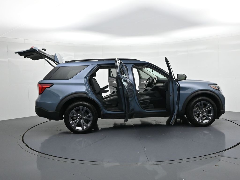 Ford Explorer Vehicle Full-screen Gallery Image 23