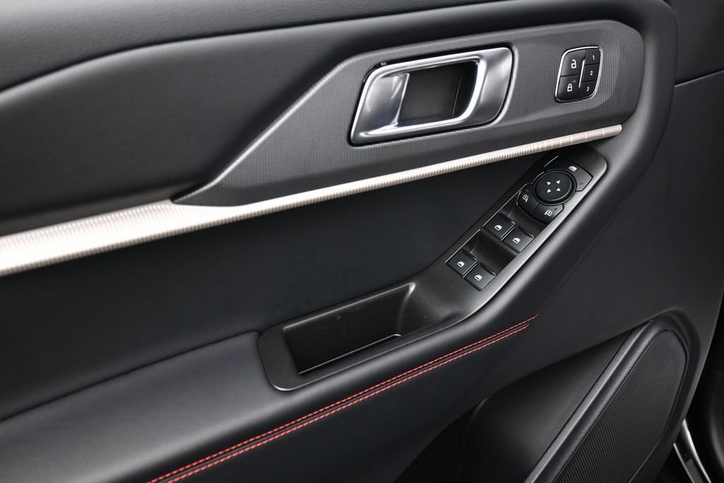 Ford Explorer Vehicle Full-screen Gallery Image 15