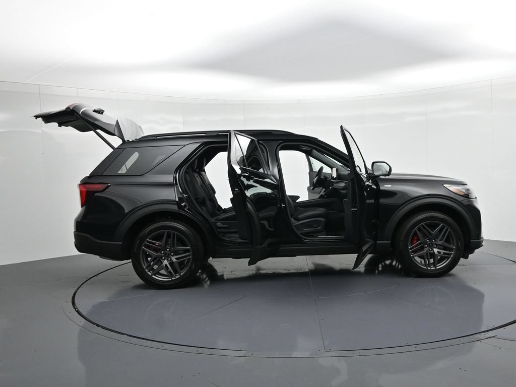 Ford Explorer Vehicle Full-screen Gallery Image 24
