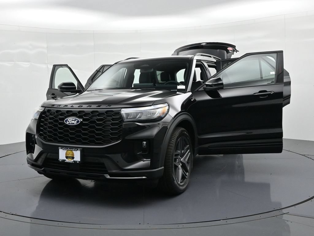 Ford Explorer Vehicle Full-screen Gallery Image 26