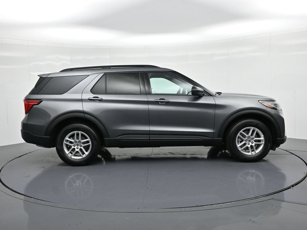 Ford Explorer Vehicle Full-screen Gallery Image 5