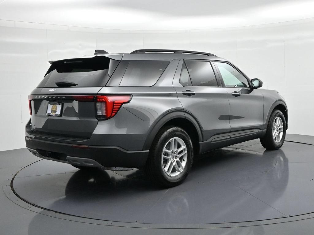 Ford Explorer Vehicle Full-screen Gallery Image 6