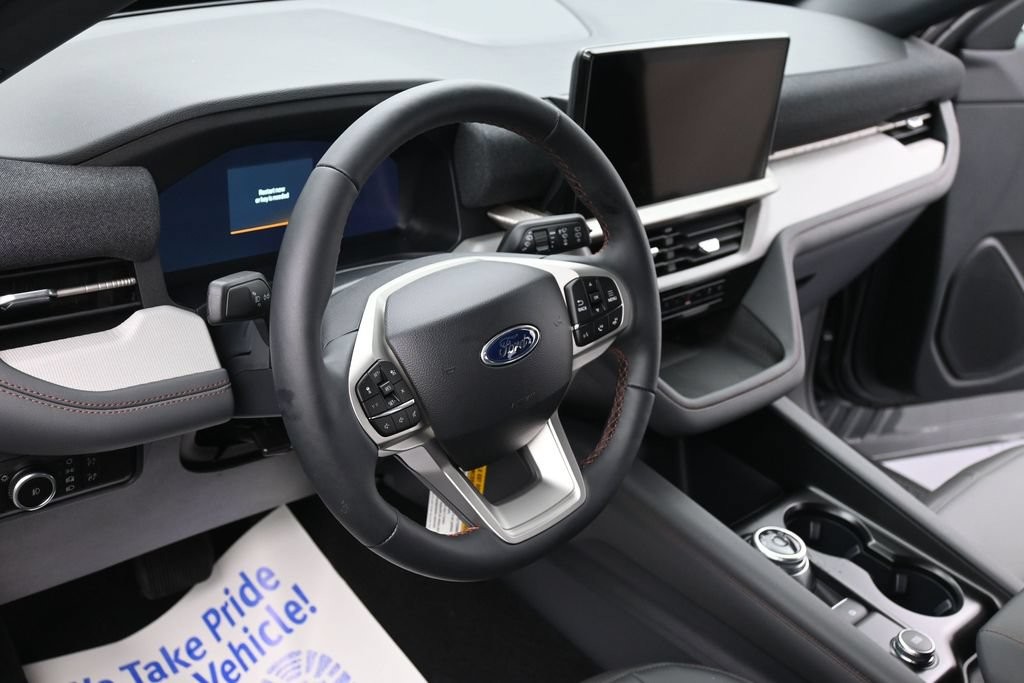 Ford Explorer Vehicle Full-screen Gallery Image 14