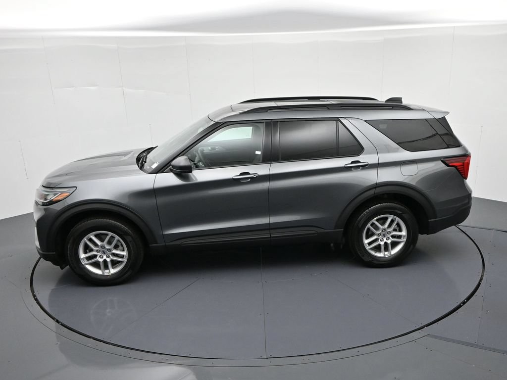 Ford Explorer Vehicle Full-screen Gallery Image 18