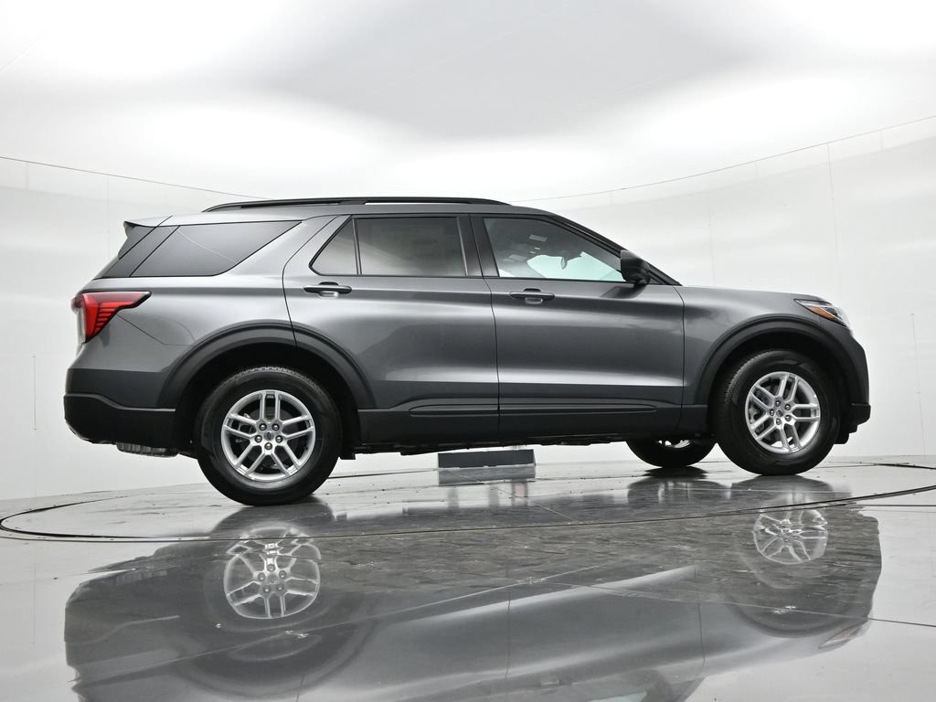Ford Explorer Vehicle Full-screen Gallery Image 22