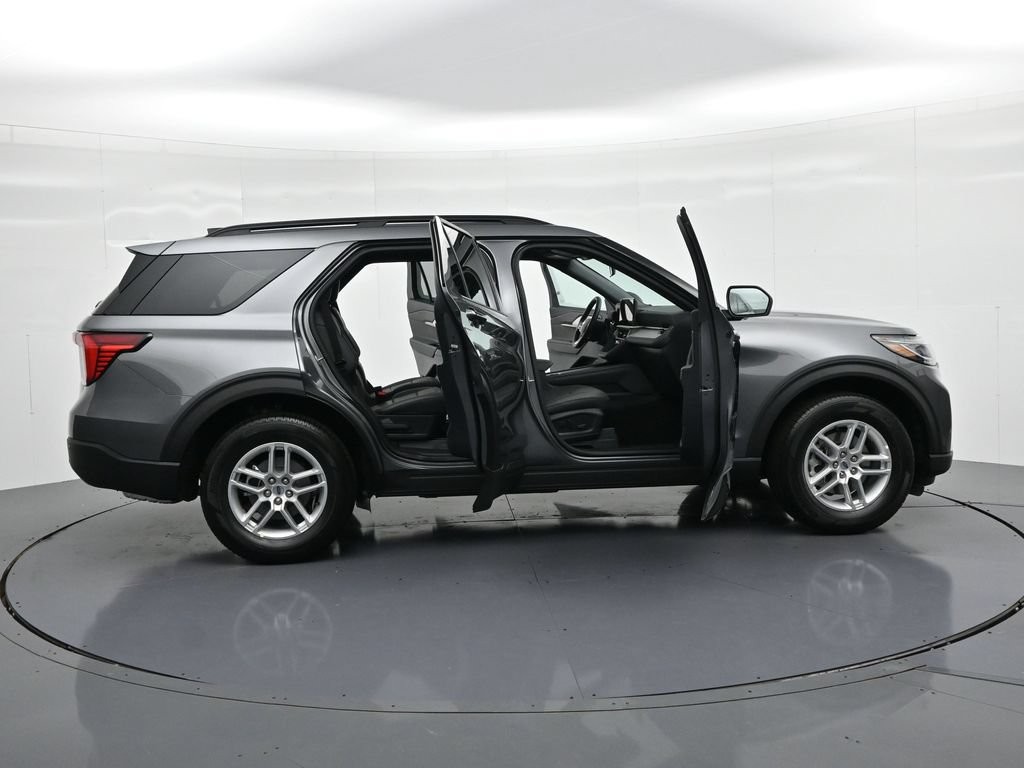 Ford Explorer Vehicle Full-screen Gallery Image 23